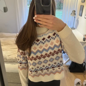 Stickad tröja - Stickad tröja från Monki i storlek S. Perfekt nu till julen. Endast använd 1 gång