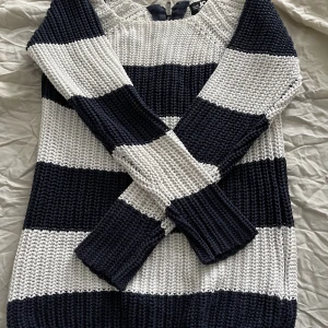 randig virkad tröja  - asfin virkad tröja med ränder🤍 storlek XXS men sitter som en XS, lite baggy. dragkedja där bak! fint skick och inga defekter från vad jag kan se🤍