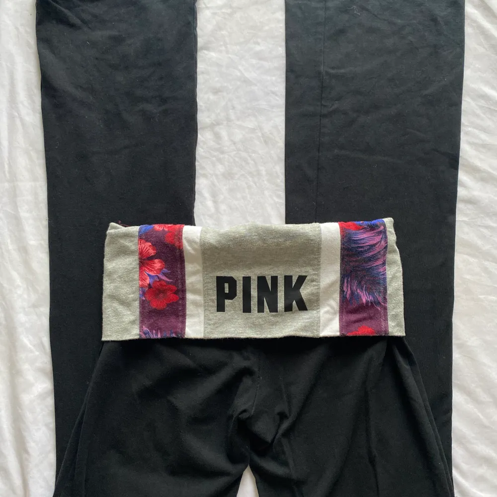 ❌INGA BILDER PÅ❌ Victorias secret pink yoga pants utsvängda bootcut byxor storlek XS ok skick samlats en del fluff y2k  Midjemått: 32cm  Innerbenslängd: 81cm Ytterbenslängd: 100 cm . Jeans & Byxor.