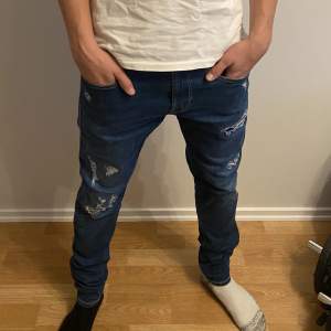 Nästan helt oanvända replay jeans säljs nu i storlek 33. Modell: Cirka 180 lång väger 66 kg. Hör av er vid frågor!