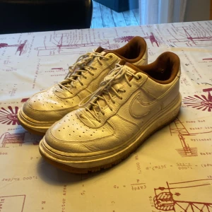 Air force 1 - Jag säljer ett par riktigt feta airforce 1 Pearl white. Storlek 45. Nypris 1600kr, kvitto finns. Måttligt använda