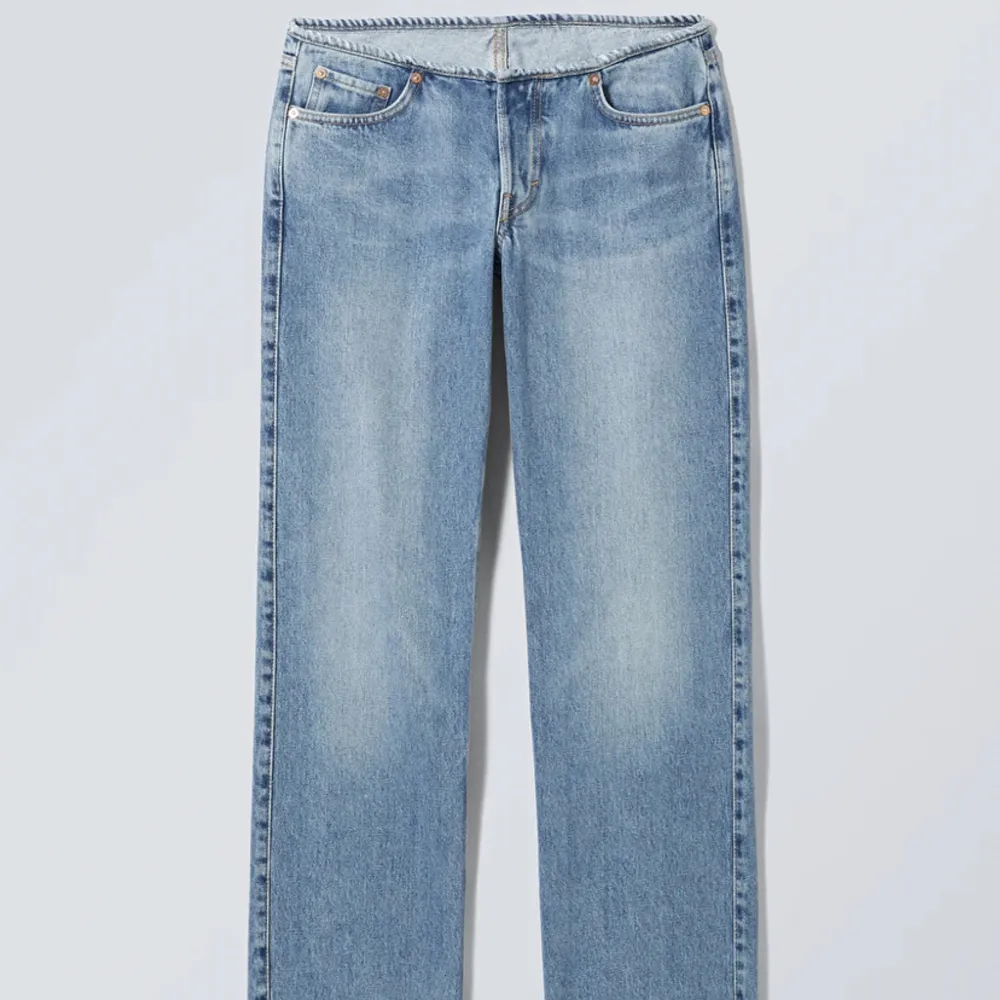 Lågmidjade grå jeans från weekend i jättefint skick i storlek 26☺️. Jeans & Byxor.