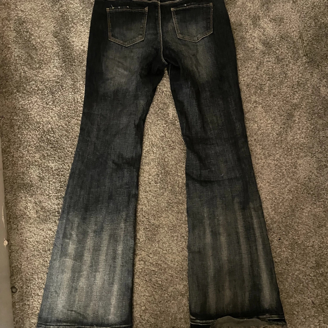 Snygga låg midjade bootcut jeans💗 - 90