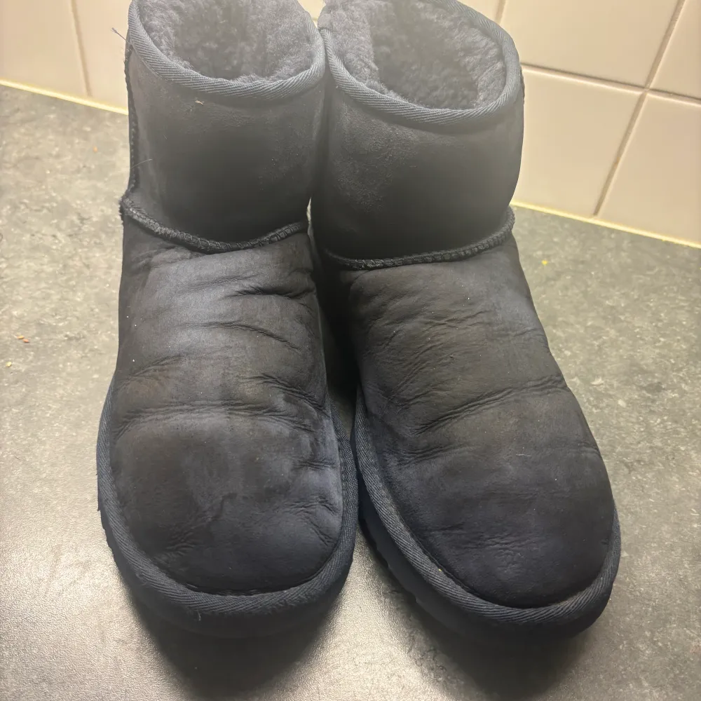 Riktiga Uggs i färgen mörk blå. Missfärgade men fint använda . Ny pris ca 2000kr säljer för 400kr pg av missfärgning. Pris kan diskuteras vid snabb affär. Skor.