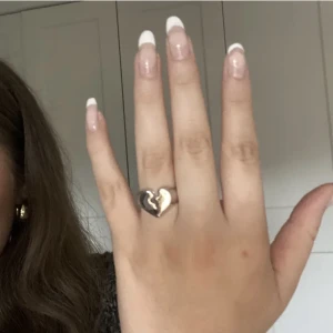 Krossat hjärta ring Silver  - As snygg silver ring (den som är ett krossat hjärta). Är 16-17 ring storlek 💘 Vet ej om den är rostfri eller inte. Bara att köpa genom ”köp nu” postar dagen efter. I silver men finns även en i guld (kolla min profil) 
