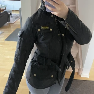 Barbour jacka - Ur snygg BARBOUR jacka, klassiska modellen "International polarquilt jacket" med fleecefoder och skärp. Säljer då den aldrig kommer till användning, inga som helst defekter och är i nyskick. Storlek 34 men passar även mig som har 36🖤 Nypris 3600 kr