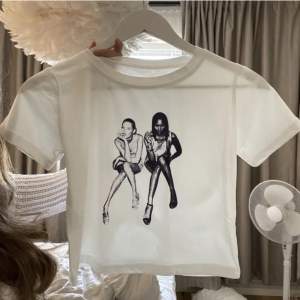 Kort t-shirt med tryck i storlek S💘 Bara att köpa genom ”köp nu” 