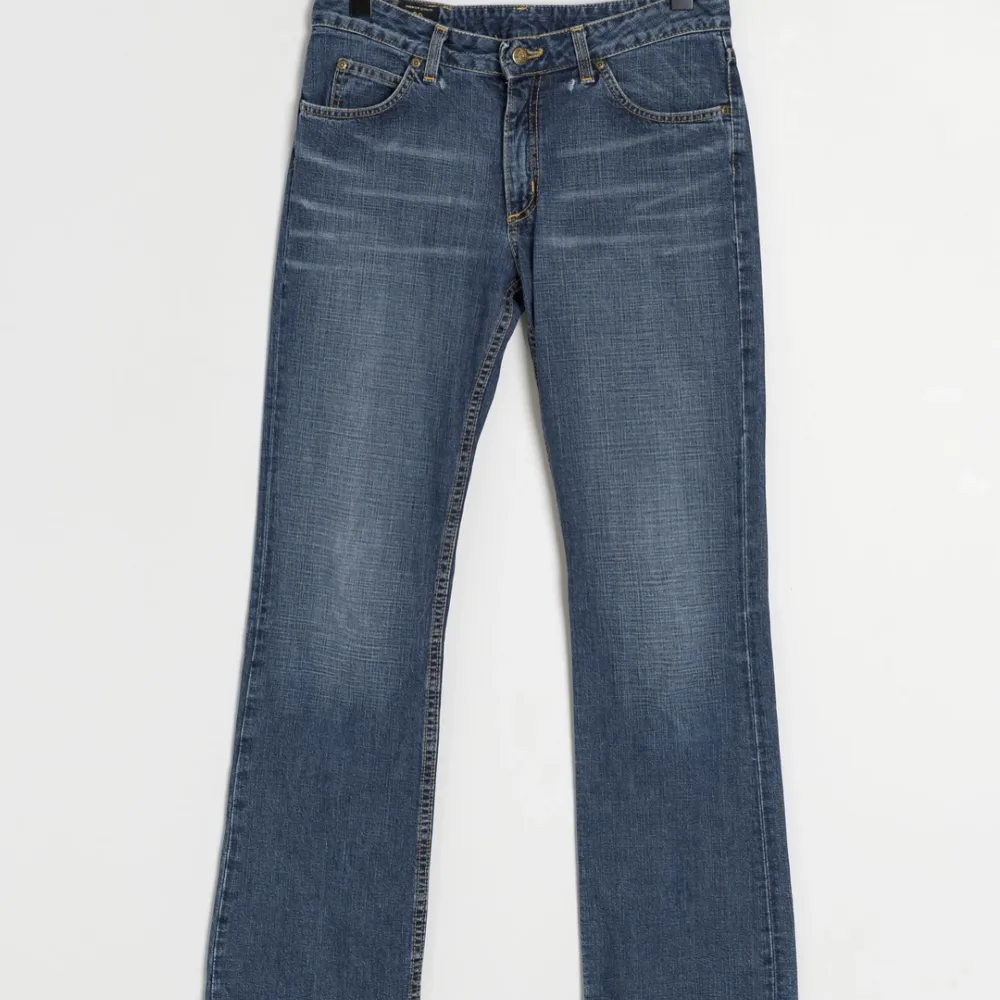 Jag säljer mina fina Lee Jeans som är i ett mycket bra skick. De är i storleken 30x33 och är lågmidjade. Stilen på byxorna är flare/bootcut.Jag säljer pågrund av för stor storlek! Skriv om ni har några frågor💗. Jeans & Byxor.