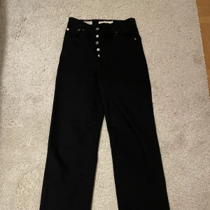Levis jeans - Säljer dessa Levis jeansen. De är högmidjade och raka i modellen. 
