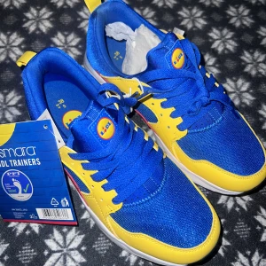 Lidl skor - Helt splitternya Lidl sneakers med tags kvar. Dessa finns inte att köpa mer nånstans. Priset kan diskuteras 