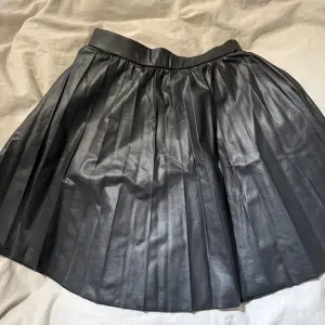 Svart kjol i läderimitation från Zara i storlek 164 (passar mig som brukar ha S). Aldrig använd