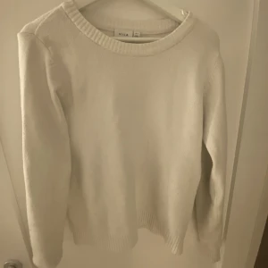VILA STICKAD  - Säljer en vit stickad tröja ifrån vila. Den är använd men fof i bra skick. om ni vill köpa så mycket det bara att skriva t mig privat🙏🏼💓🪩👑säljer billigt! Pris kan diskuteras 