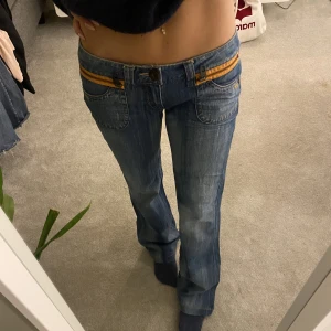 Lågmidjade bootcut jeans  - Lågmidjade bootcut jeans i storlek 38. Midjemått: 79cm innerbensmått: 78cm. Jag är ca 167cm.