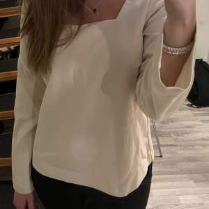 Vit blus från H&M med super fin halsringning. Storlek M.  Ordinarie pris: 299kr  Nypris: 100kr  Frakt ingår ej