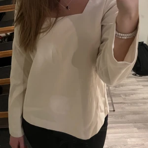 Vit blus  - Vit blus från H&M med super fin halsringning. Storlek M.  Ordinarie pris: 299kr  Nypris: 100kr  Frakt ingår ej