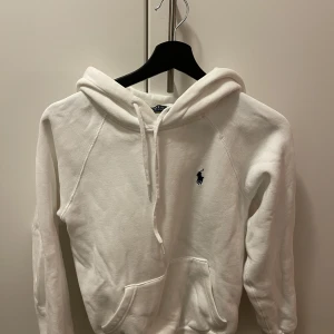 Ralph lauren hoodie  - En vit Ralph lauren hoodie i storlek S. Nästan oanvänd så fint skick. Köpt för 1425kr. Står för frakten själv, kan mötas i Jönköping.