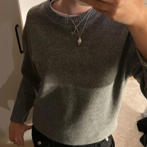 GRÅ TJOCKTRÖJA/ STICKAD - Grå tjocktröja, jätte bra skick! KOLLA MIN PROFIL EN MASSA VINTERSAKER OCH TOPPAR 🩷