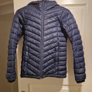Peak Perfomance Jacka - Säljer nu min fina Peak jacka då den blivit för liten. Den har tydliga tecken på användning men i övrigt fint skick. Pris går att diskuteras. Skriv för fler bilder.