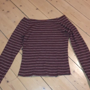 Garage tröja  - En jätte fin långa armad tröja från Garage,i ny skick. Den är i storlek M men passar S/XS skulle jag säga❣️