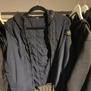 Stone island junior jacka - Skicka 9,5/10 inga skador knappt använt den säljer eftersom att den är för liten. Nypris 4149kr köpt på NK i Göteborg. Kvitto följer med (äkta).