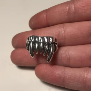 Jättecool ring! - Jättecool ring❤️ liknar Marianilsdotter! Är lite osäker på storleken men tror runt 18-19