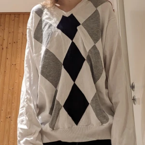 vit sweatshirt m mönster - cute vit sweatshirt som jag tyvärr inte använder :(( 