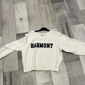 Tröja  - Hej! Säljer nu denna vita tröja ifrån KappAhl storlek M. Aldrig använd och i nyskick. 