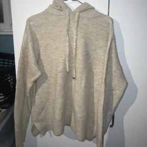 Stickad tröja - Beige stickad tröja