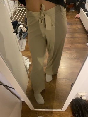 Byxor  - Säljer dessa beiga byxor utan några skavanker eftersom jag aldrig använt de