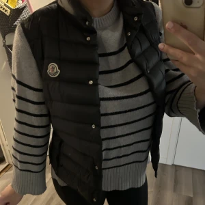 Moncler Väst  - Säljer nu min moncler väst då den inte längre kommer till användning. I mycket fint skick.  Köpt på Mytheresa, finns inget kvitto men kan visa orderbekräftelse m.m Vid intresse kan fler bilder skickas