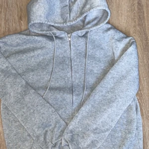 Kofta  - En mjuk och fin kofta !! Den e jätte mjuk och skön! 💗 storlek xs! Säljer den för 40kr ink frakt ! BETALA VIA SWISH‼️ TRYCK EJ PÅ KÖP NU‼️ EJ FRI FRAKT‼️