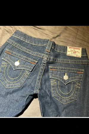 True religion Low waist  - Säljer mina jättefina true religion jeans då jag råkade köpa fel storlek!🤦‍♂️🫶 nypris:2700kr Kan sänka pris!❤️