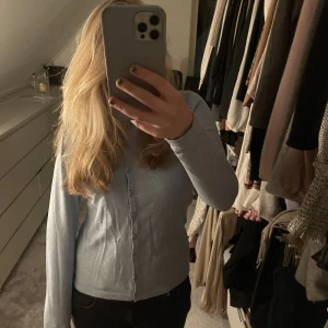 Kofta  - En jättefin kofta från Saint tropez som tyvärr inte kommer till användning. Använt sparsamt så i väldigt bra skick! Storlek M men skulle säga att den passar S till och med XS! Nypris 349 kr💕 