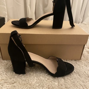 Svarta klackar  - 8 cm klack