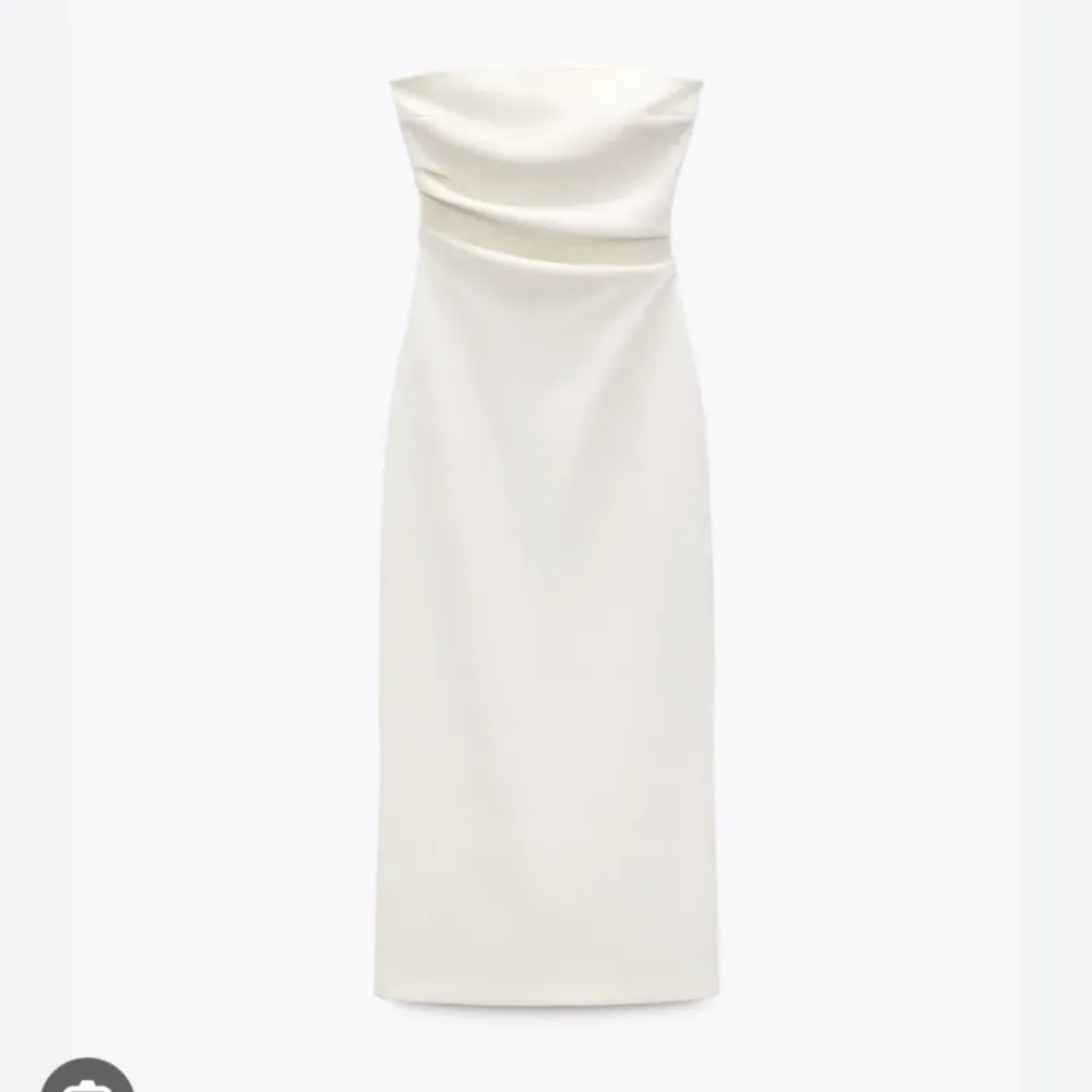 Säljer denna klänningen den Zara. Har en liten fläck men man tänker inte på den.🤍. Klänningar.