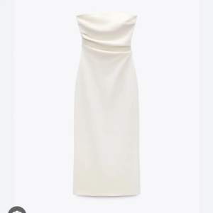 Säljer denna klänningen den Zara. Har en liten fläck men man tänker inte på den.🤍