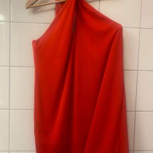 Super fin röd klänning perfekt till finare tillställningar. 