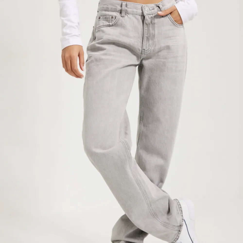 Säljer mina gråa Gina jeans då de aldrig används. Ett hål i ena bakfickan därav priset (nypris 500kr), skriv privat för mer bilder 💗. Jeans & Byxor.