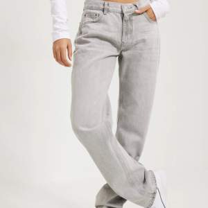 Säljer mina gråa Gina jeans då de aldrig används. Ett hål i ena bakfickan därav priset (nypris 500kr), skriv privat för mer bilder 💗