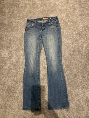 Lågmidjade jeans  - Säljer dessa sjukt snygga lågmidjade jeansen i storlek s, pris kan diskuteras!💘