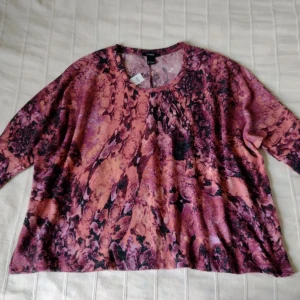 Oanvänd! Finstickad mönstrad tröja i en loose och boxig modell - storlek M - Oanvänd! Finstickad mönstrad tröja i härliga färger. Loose och boxig modell. Så fin! Storlek M. 