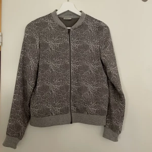 Tröja XS - En tröja/bomberjacka från Noisy May. Storlek XS. Fint skick! 100% polyester. 