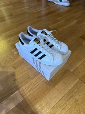 Adidas OG Superstar sneakers - Klassiska OG Superstar sneakers från Adidas.   Använda endast 1 gång. Storlek 44