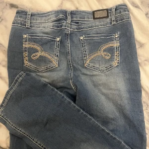 super snygga jeans!! - säljer dessa bottcut jeansen då dom var förstora på mig, köpt här på plick och dom är oanvända endast testade🥰(lånade bilder)  skulle säga att dom passar en 36/38