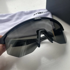 Bliz solglasögon  - Säljer mina Bliz solglasögon. Liten repa som man ser på förra bilden men ingenting märkbart. 