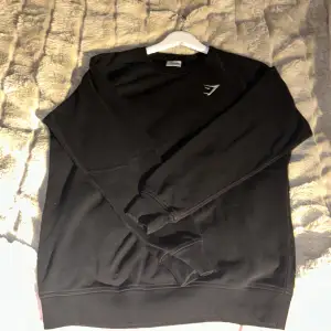 En klassisk svart och skön sweatshirt från gymshark i storlek S. Skicket är bra. Säljer på grund av att den inte kommer till användning längre. För mer bilder kp💞