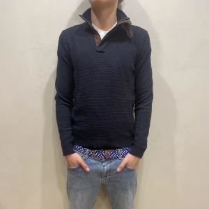 Half Zip Devred  - Hej! Säljer nu min tröja från märket Devred storlek M i fint skick. Modellen på bilden är 180cm lång och väger 80kg. Tveka inte på att höra av dig om du har några frågor eller funderingar kring varan!