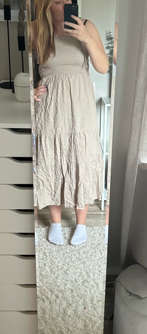 Klänning  - Jötte fin klänning, stl Xl men skulle säga L kanske, den sitter väldigt tajt 