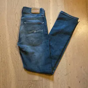Ett par riktigt snygga nudie jeans i bra skick. Nypris 1500kr vi säljer dom för endast 499kr. Skick 8/10