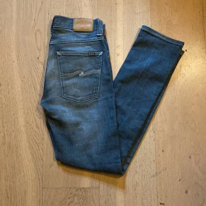 Nudie jeans  - Ett par riktigt snygga nudie jeans i bra skick. Nypris 1500kr vi säljer dom för endast 499kr. Skick 8/10
